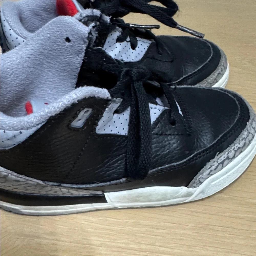 Jordan Kids 3’s Black and White Sneakers with Red - Picture 4 of 5
